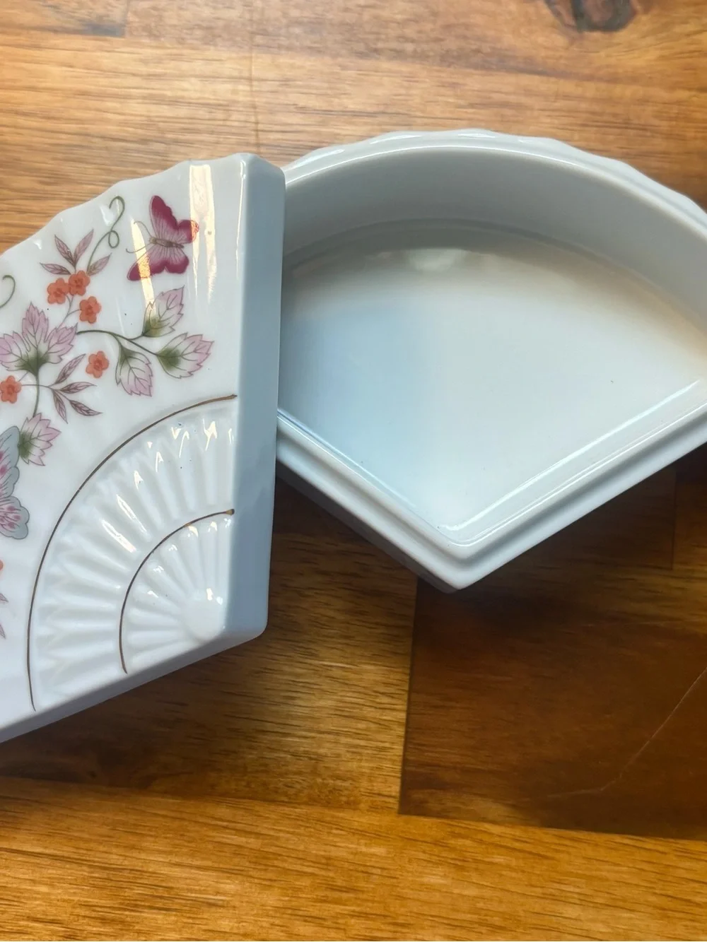 1980 Avon Porcelain “Butterfly Fantasy” trinket box Vintage